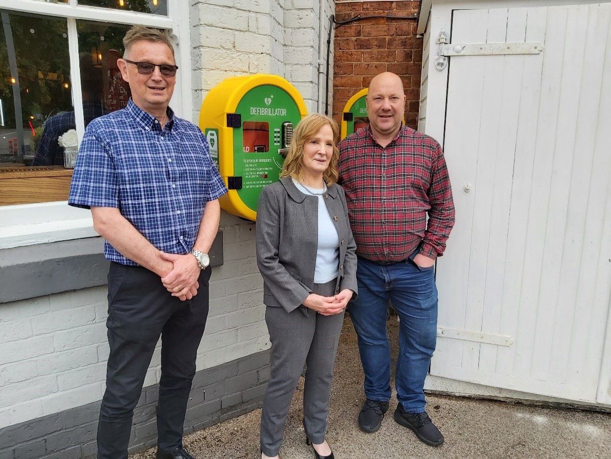 Defibrillator installed at pub thanks to the efforts of charity volunteers