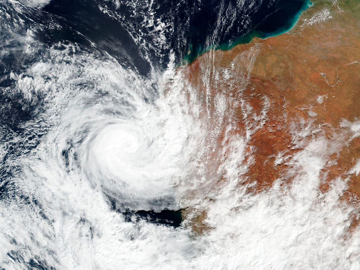 Cyclone damages Australian towns and cuts power to ...