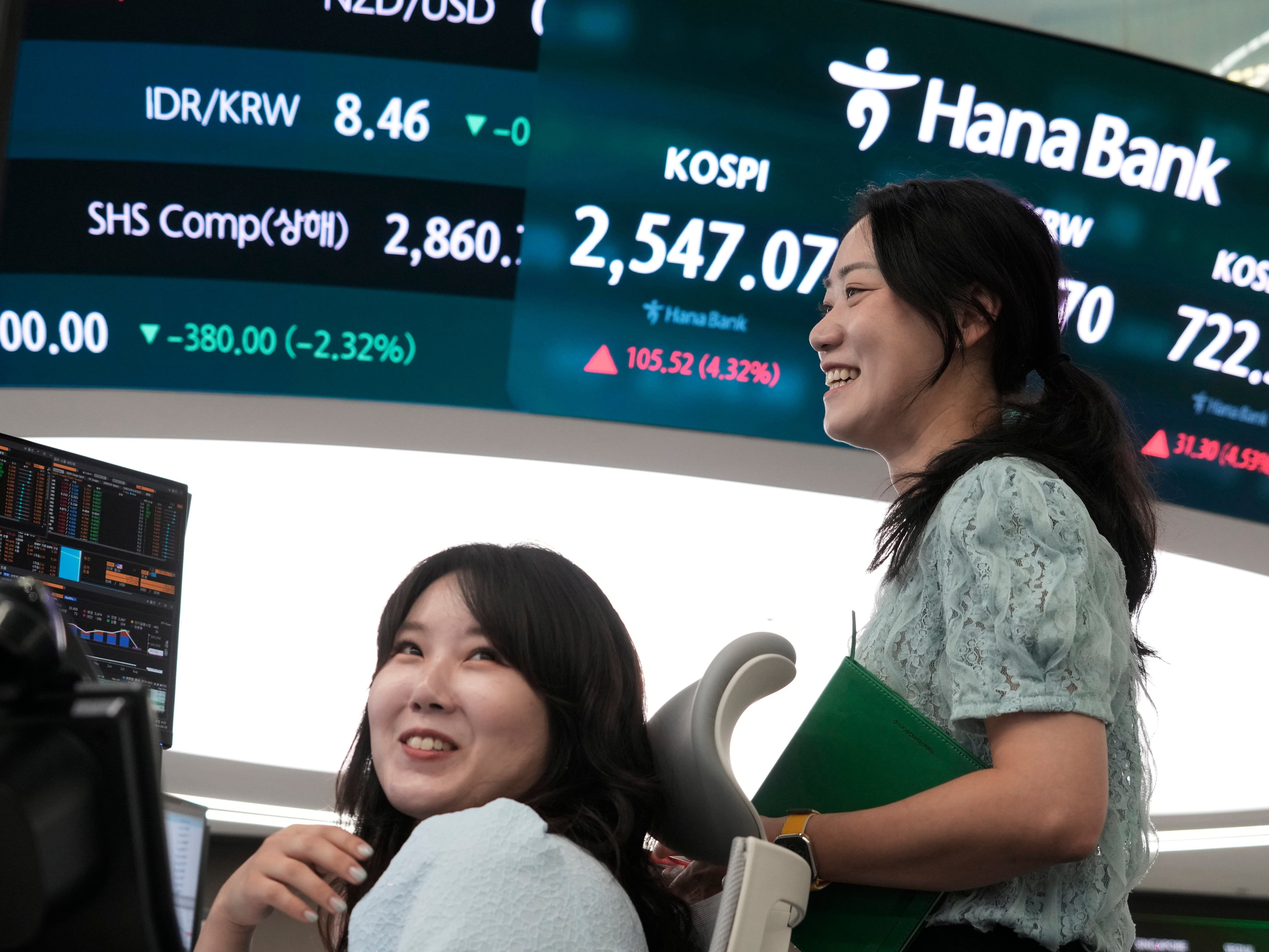 Japanese stocks soar after massive sell-off that shook Wall Street