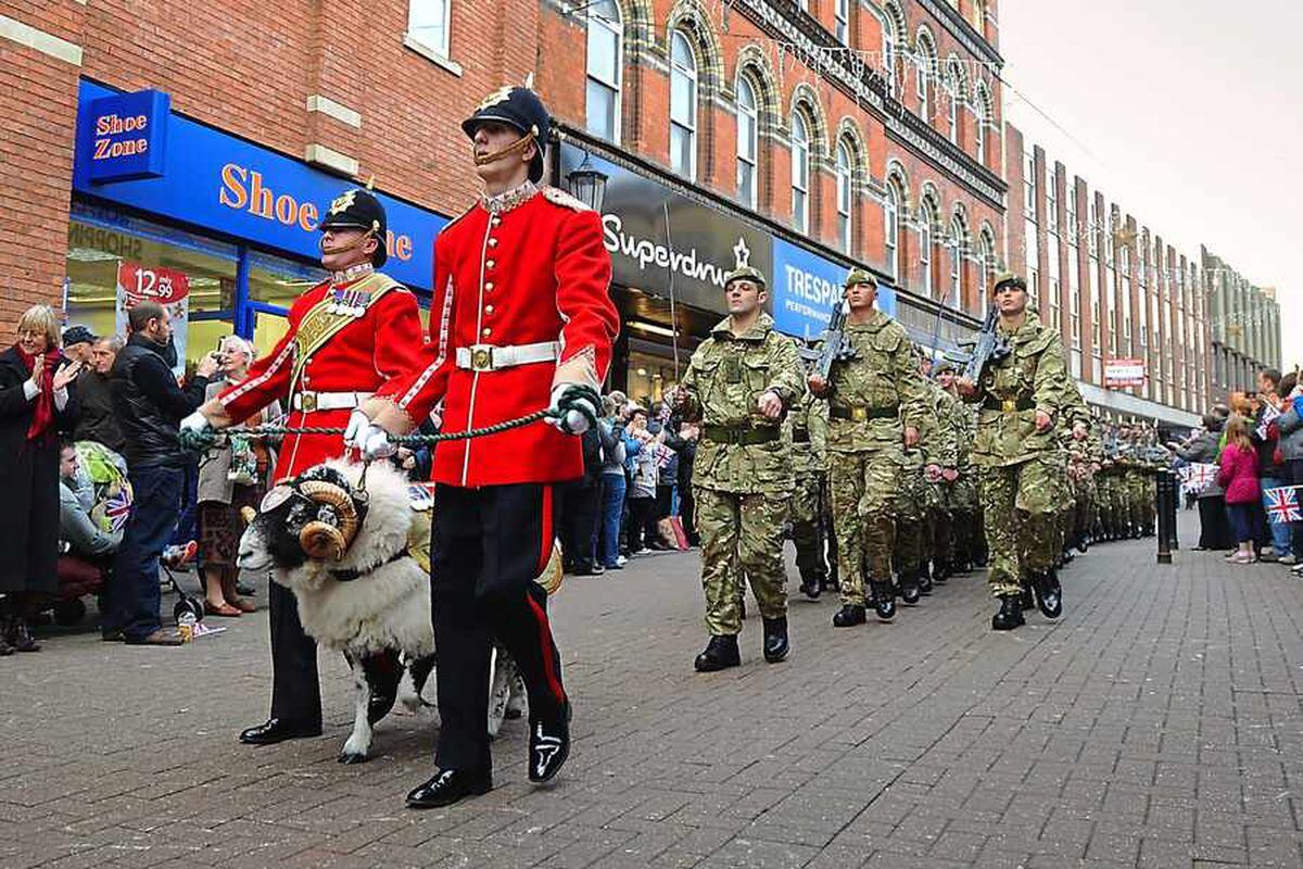 Crowds greet 2nd Battalion Mercian Regiment for home-coming parade ...