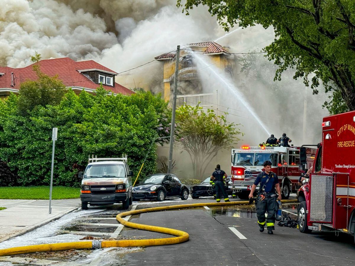 Firefighters Tackle Massive Blaze At Apartment Complex In Miami ...