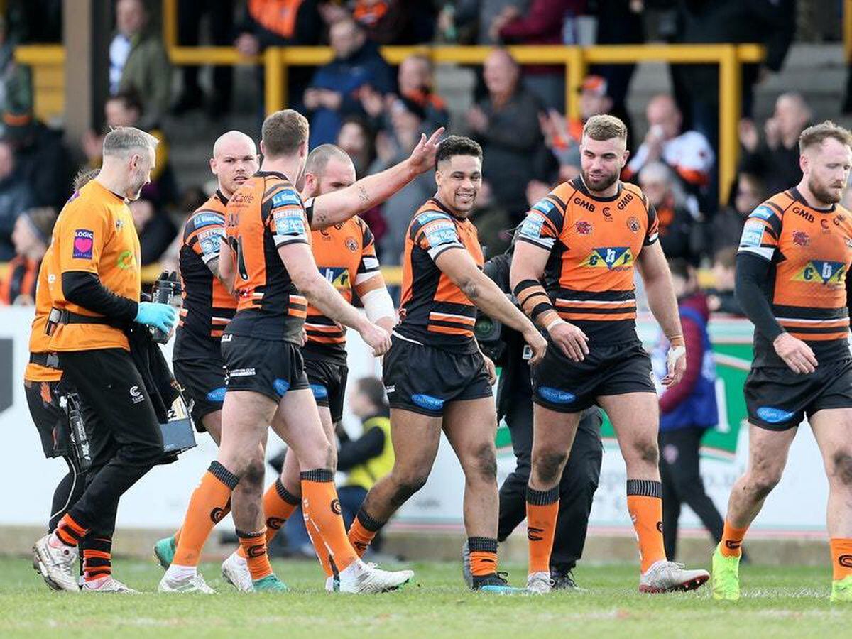 Castleford Tigers 28-14 St Helens: Derrell Olpherts crosses twice to down  Super League champions