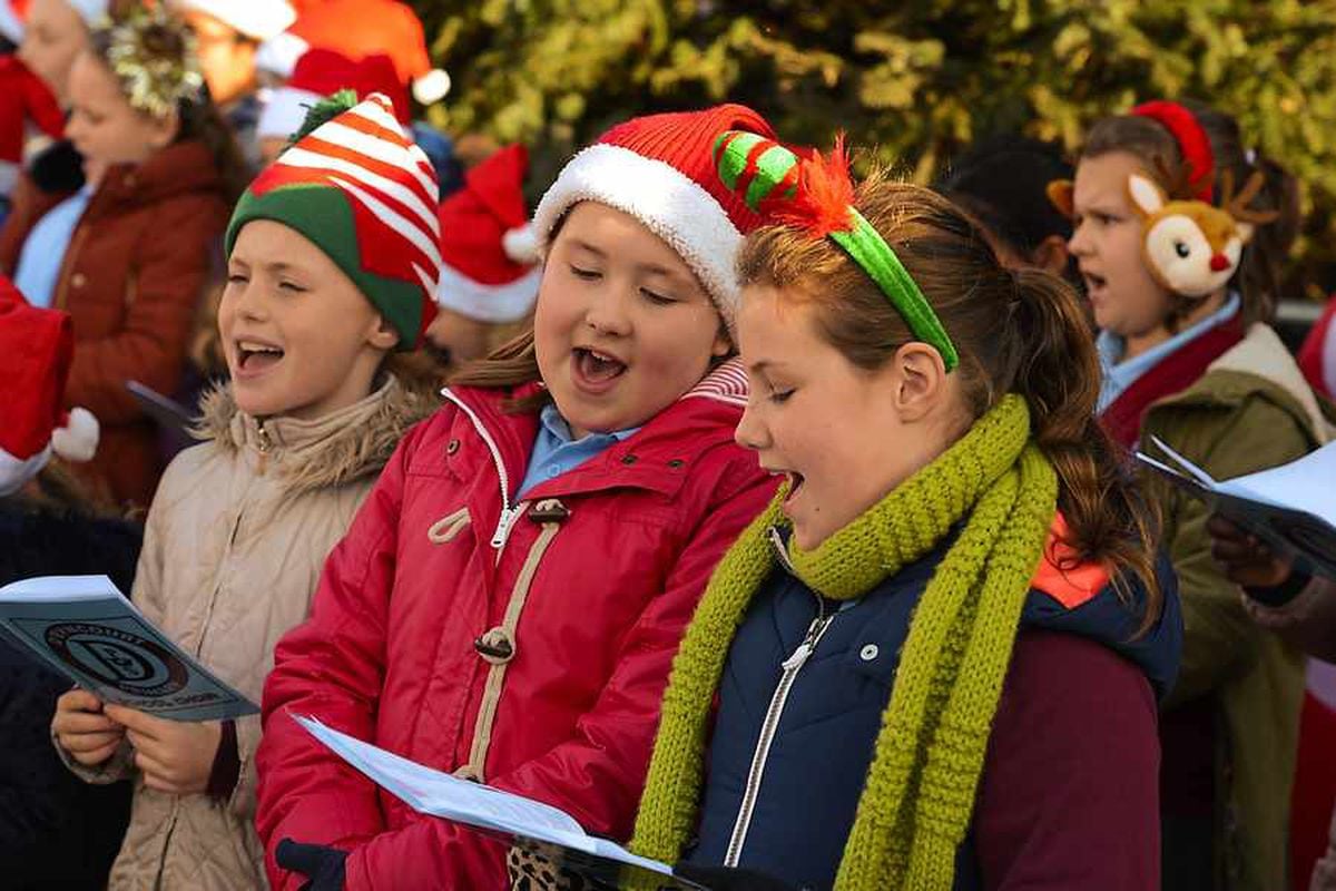 Рождественское пение. Рождественский хор в Англии дети. Carol singing праздник. Новый год в Британии поют дети.