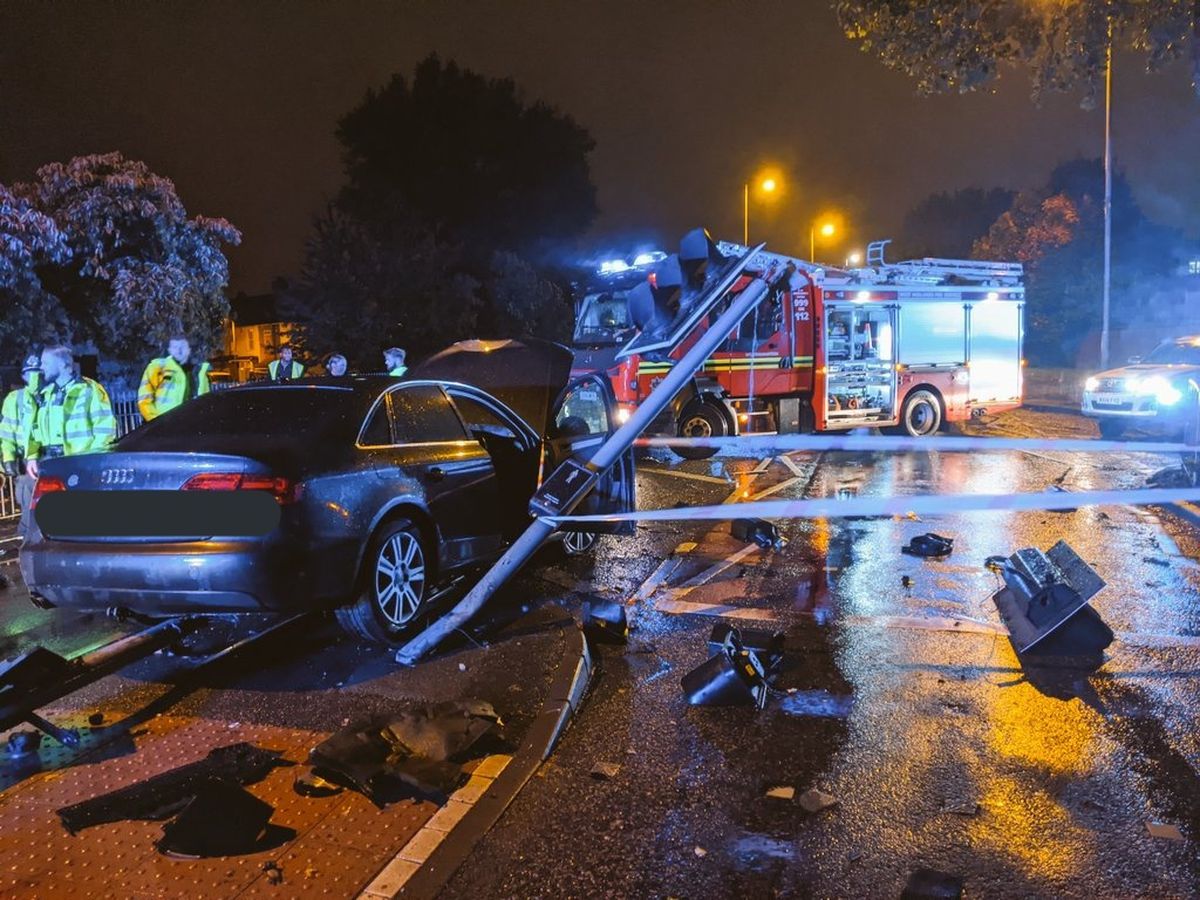 car-smashes-into-traffic-lights-in-wolverhampton-crash-express-star