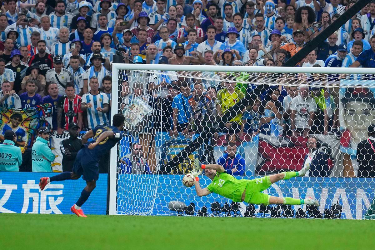 Voice of America - Argentina's Emiliano Martinez is awarded the Golden Glove  for Qatar 2022. Martinez saved a spot-kick from Kingsley Coman as Argentina  beat France 4-2 in a penalty shootout after