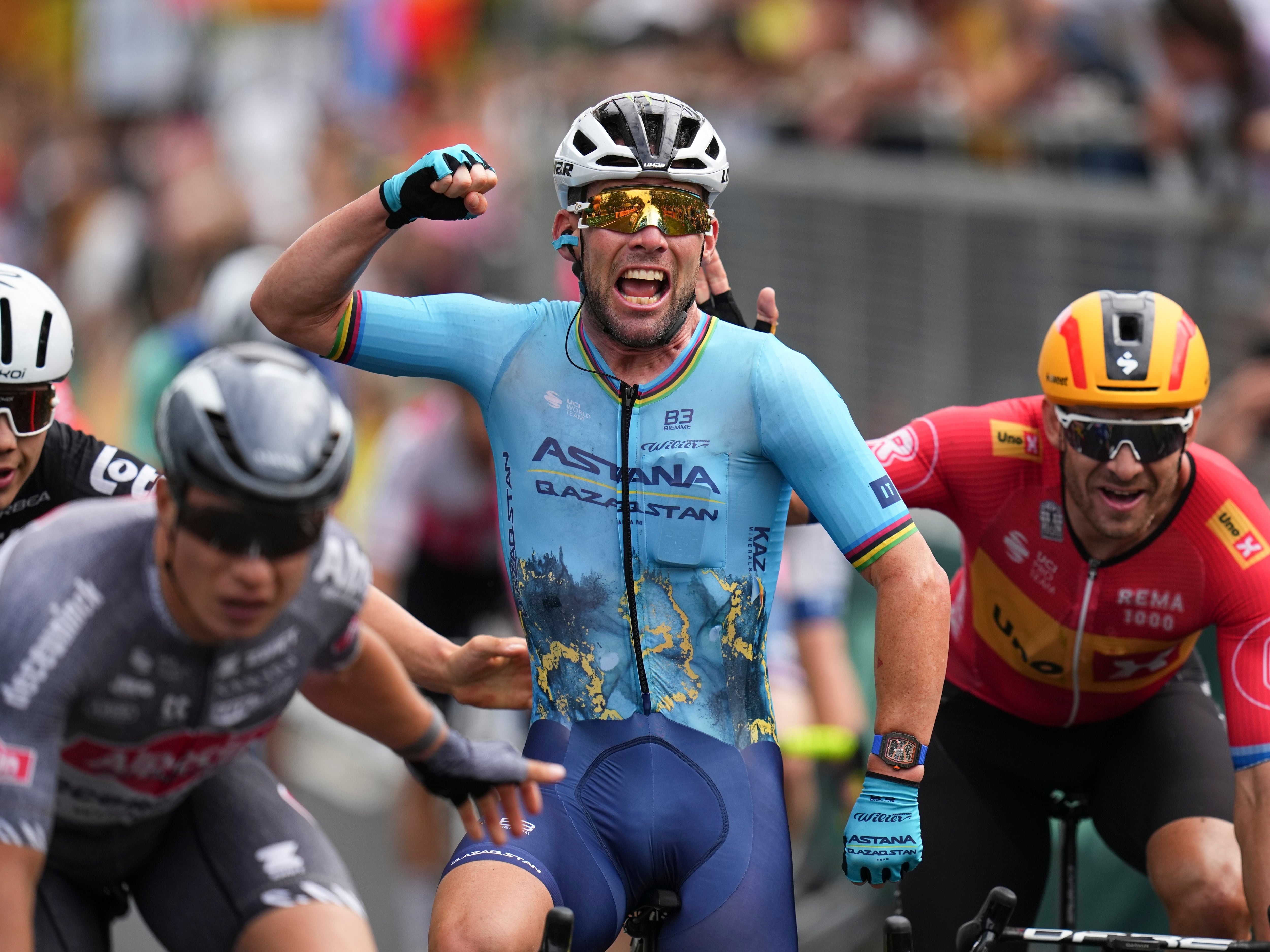 Mark Cavendish claims record-breaking 35th Tour de France stage win