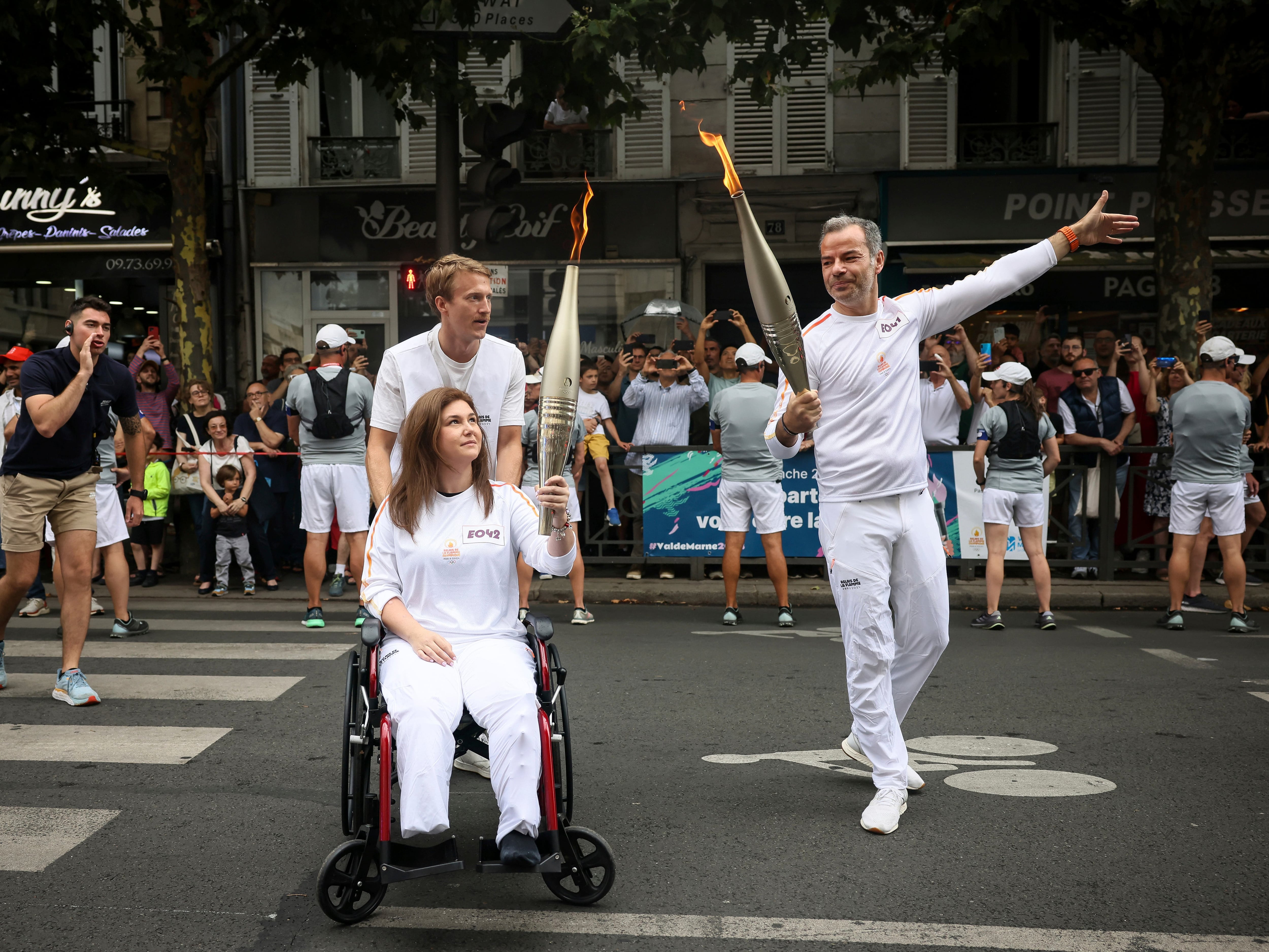 Wounded Lebanese photojournalist carries Olympic torch to honour journalists