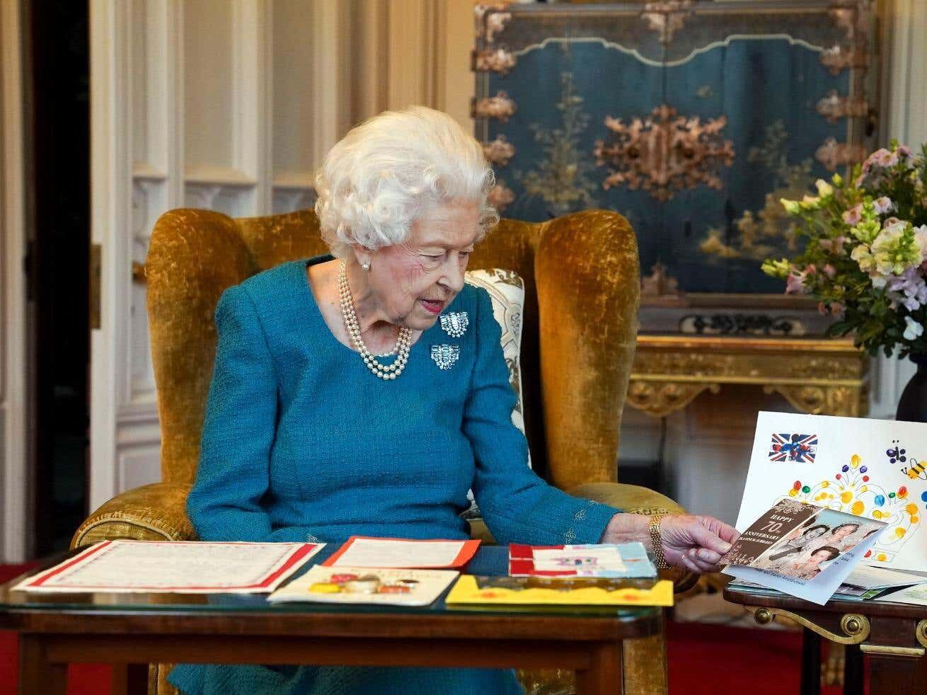 Queen wears 18th birthday brooches from late father to view Jubilee cards