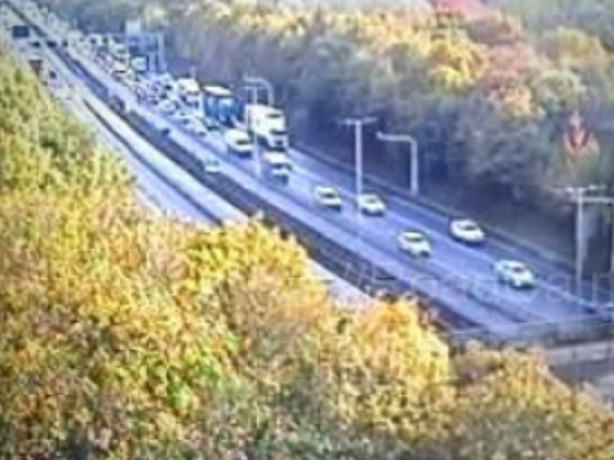 60-minute-delays-after-vehicle-overturns-on-m6-express-star