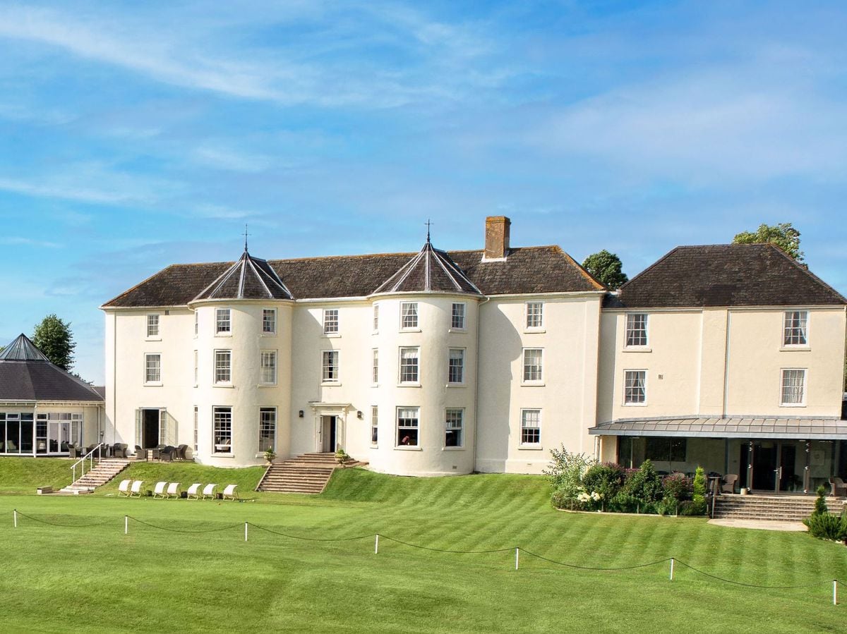 ‘Delicious food, beautiful grounds and dog-friendly room options ‘ – Our review of the luxury Tewkesbury Park Hotel