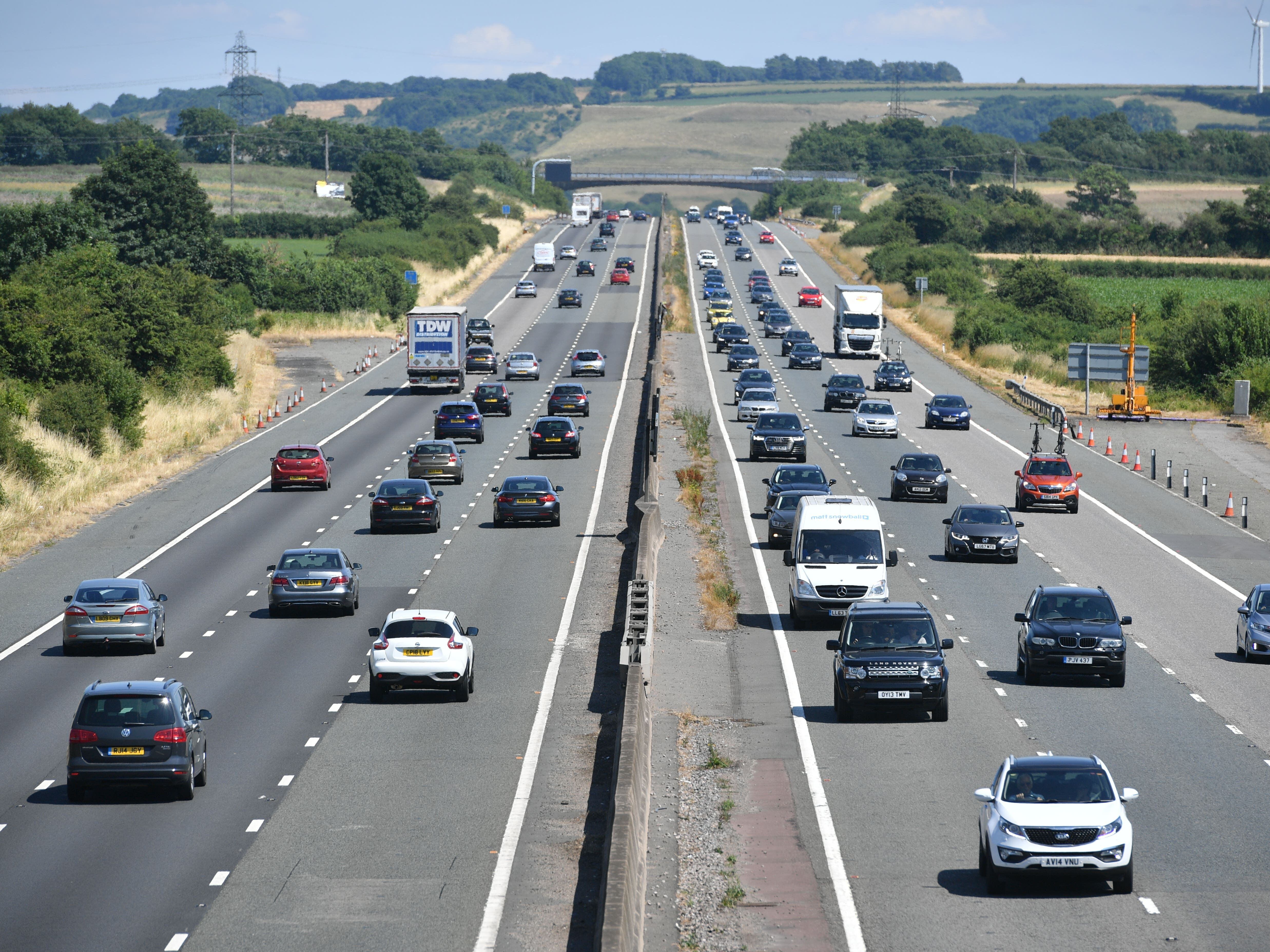 Между машин. Motorway Highway британский. Автомобильные дороги Великобритании. Автомагистрали в Англии. Автомагистрали Европы.