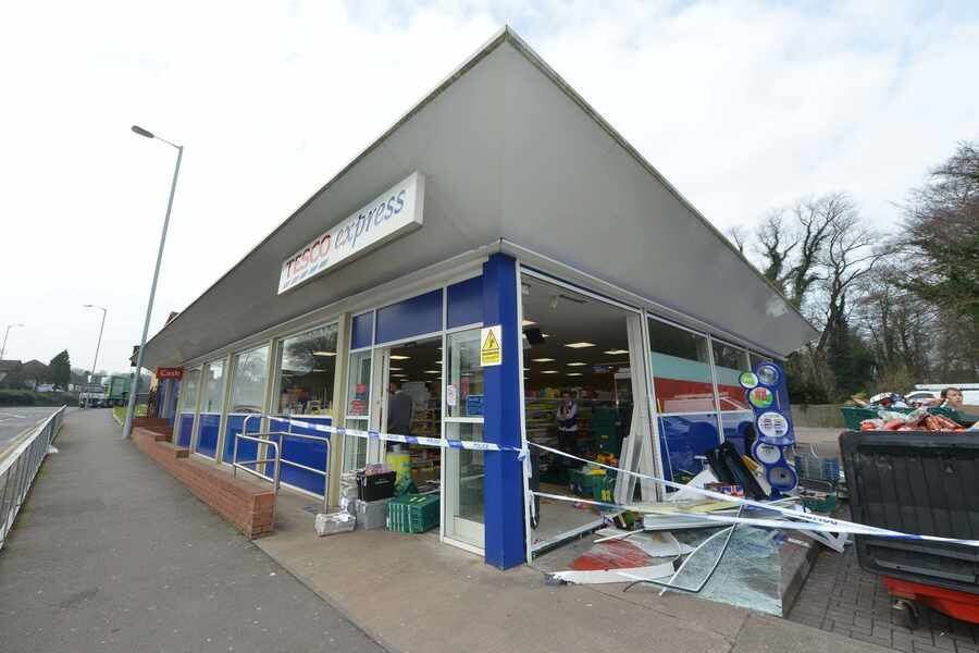 Ram raiders cause thousands of pounds worth of damage in Tesco ram raid ...