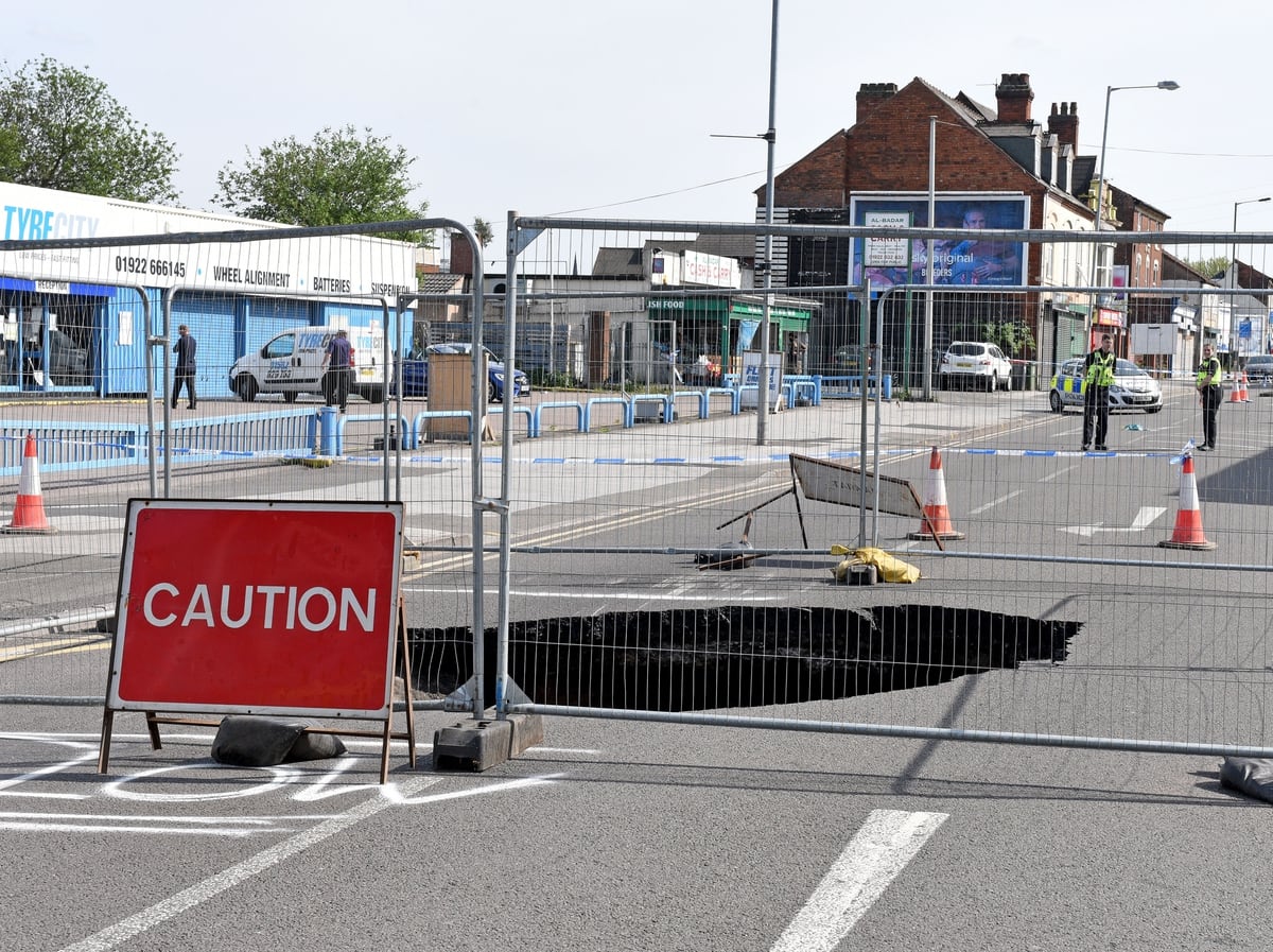 Walsall Sinkhole Caused By Collapsed Sewer Says Severn Trent Express And Star 