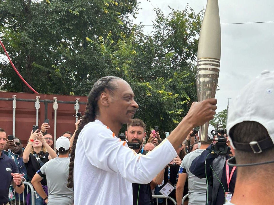 Crowds cheer as Snoop Dogg carries Olympic torch for Paris 2024 Games