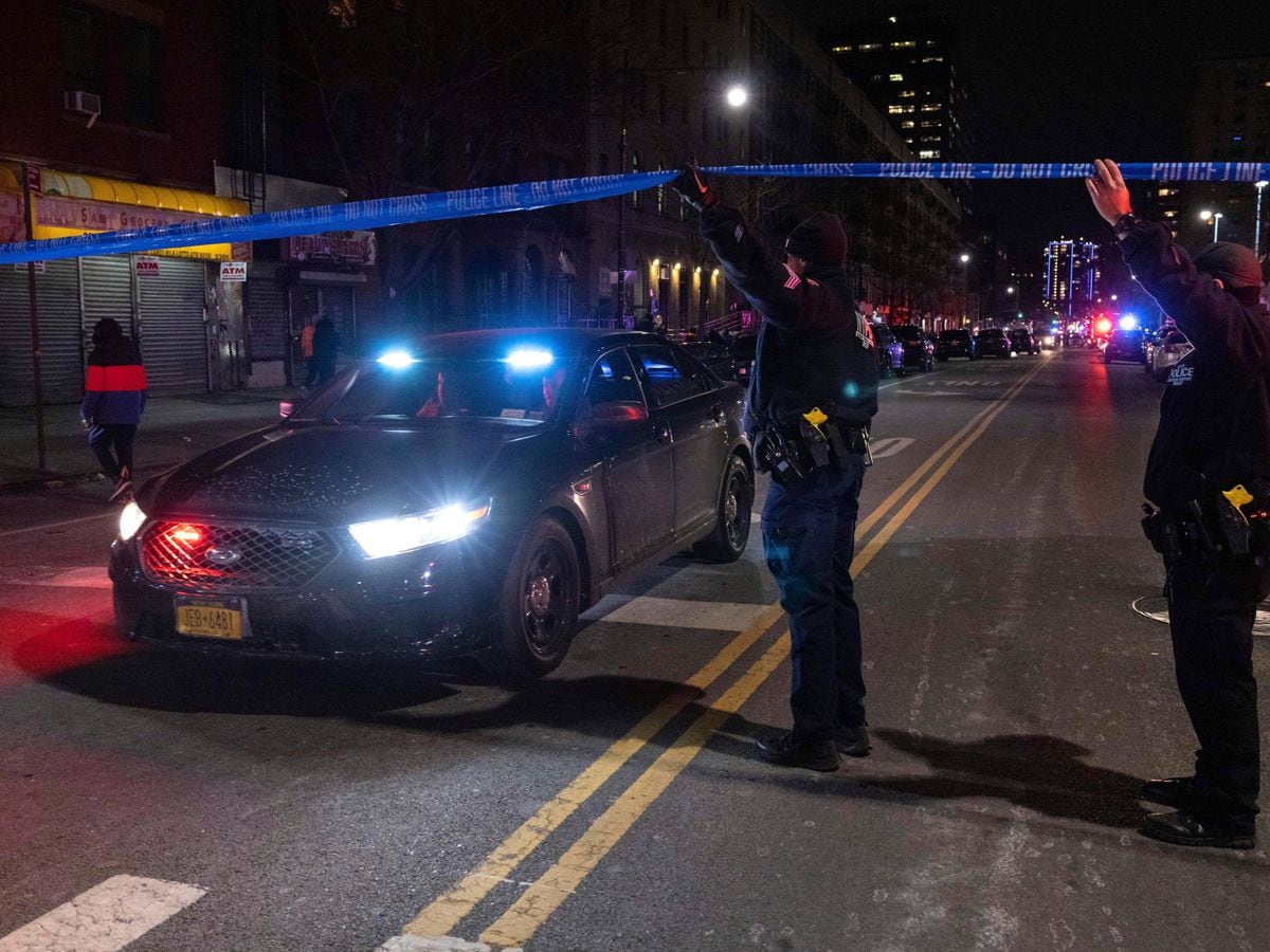 New York Police Officer Fatally Shot During Domestic Disturbance Call Express And Star
