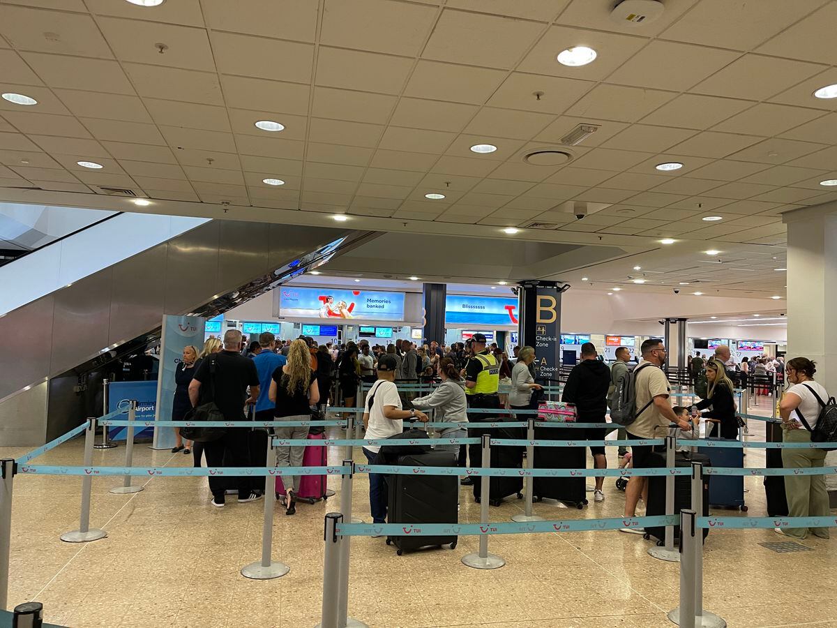 I passeggeri in arrivo all’aeroporto di Birmingham in Italia sono stati ritardati di quasi 20 ore