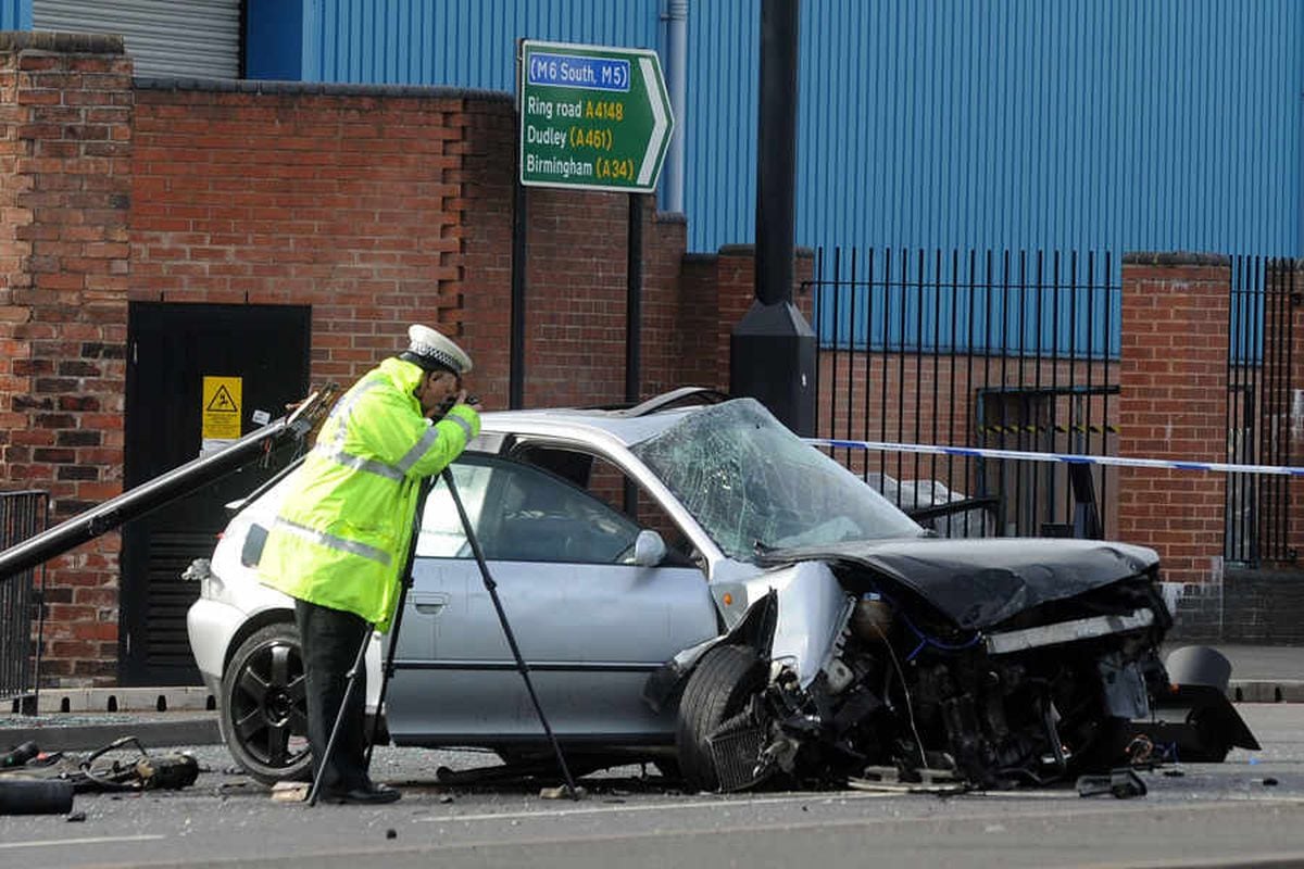 Two arrested after crashing into Walsall traffic lights | Express & Star