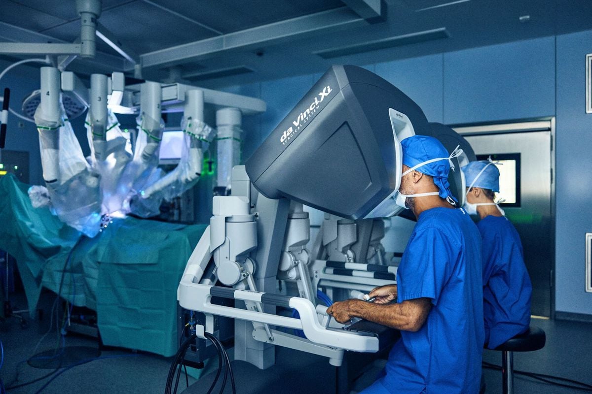 Robot used for very first time in surgical procedure at Dudley hospital ...