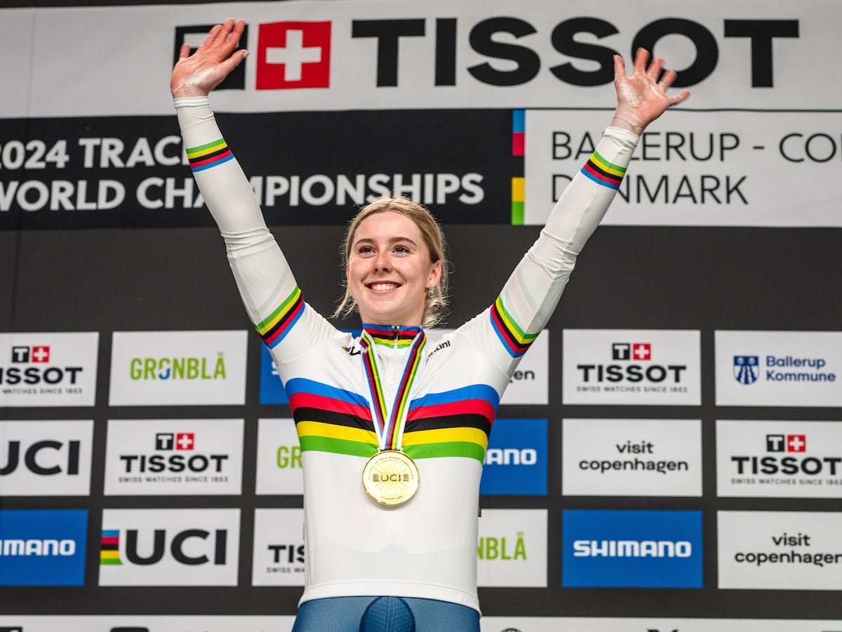 Emma Finucane retains women’s individual sprint world title