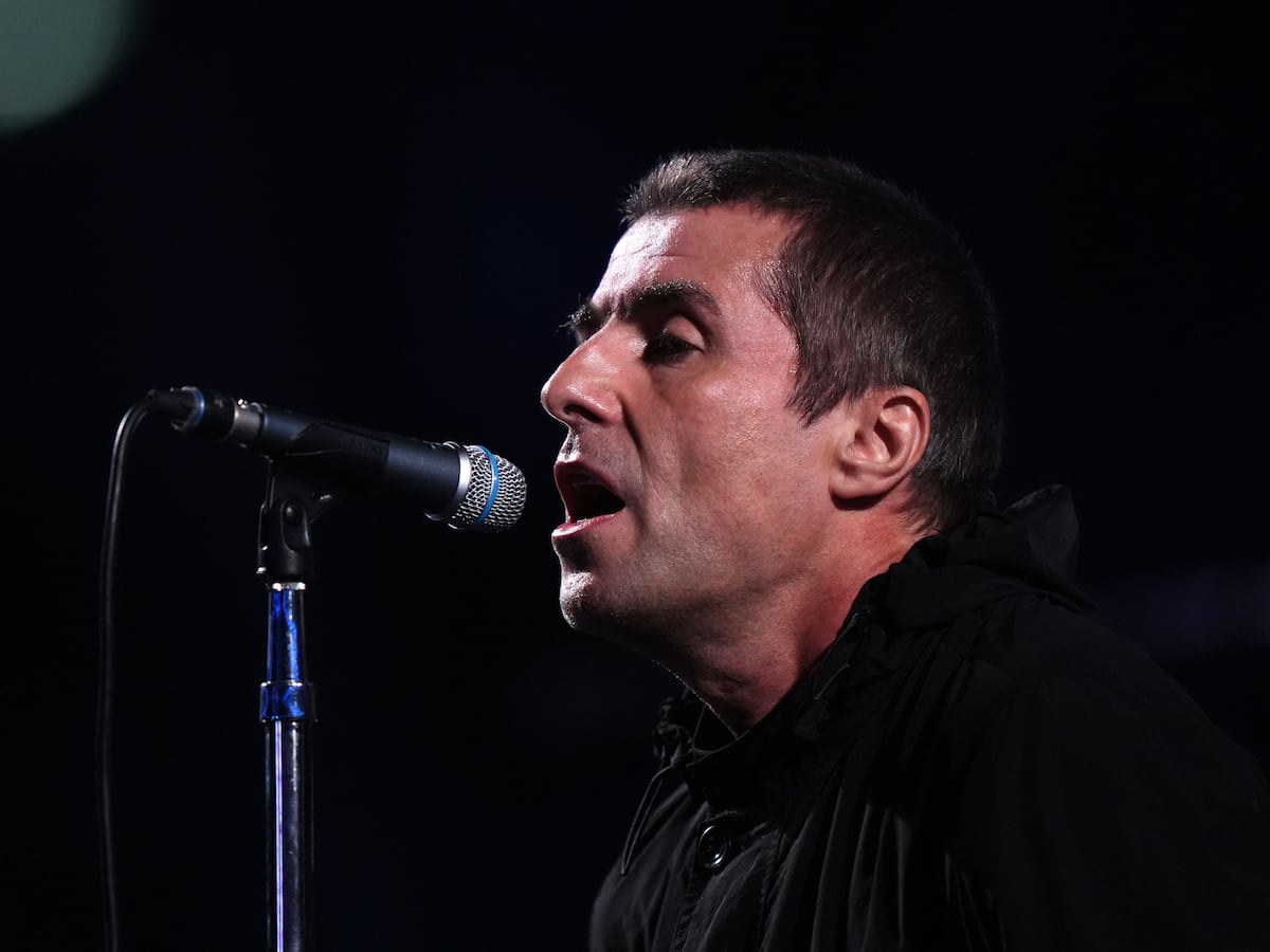 Liam Gallagher performs to star-studded crowd as Joshua-Dubois fight approaches