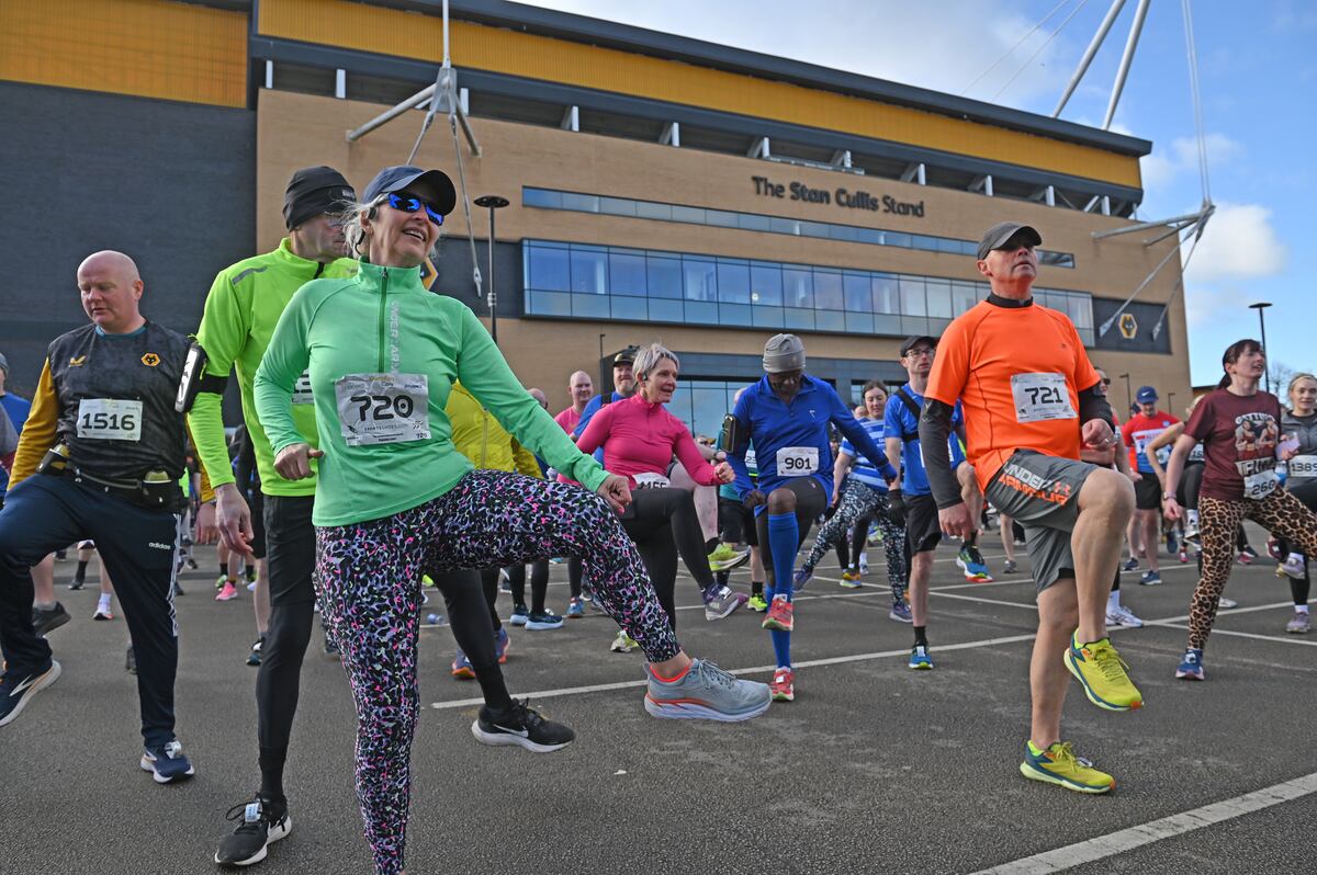 Watch Sunshine breaks out for the biggest Wolverhampton 10k race in