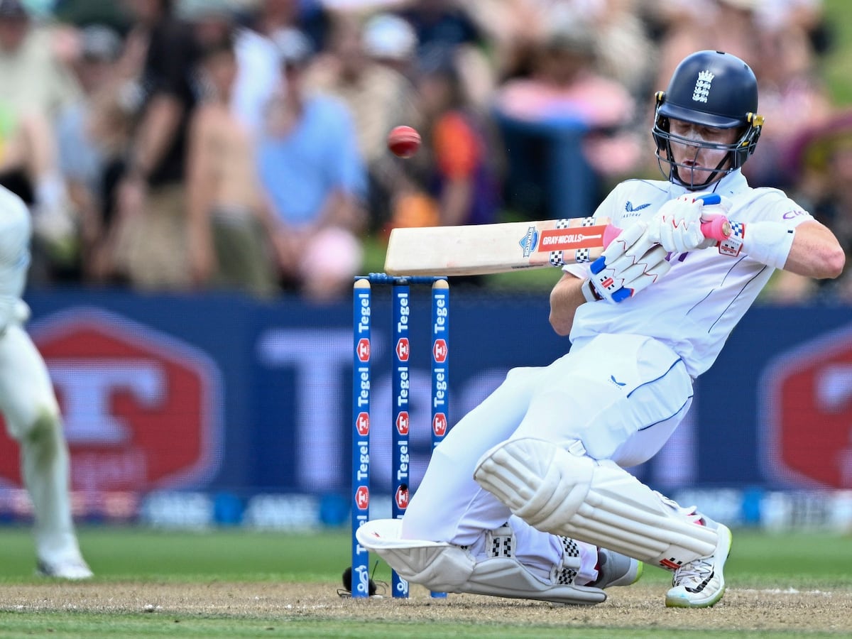 Batting collapse puts England on the back foot against New Zealand