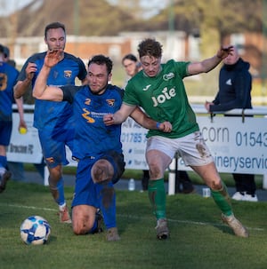 Morgan Payne (R) and Joe Hanson (L) tussle for the ball. Pic: Jim Wall