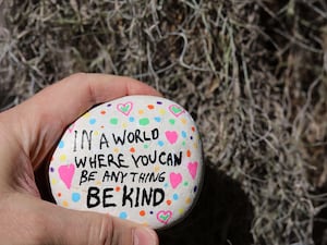 A 'be kind' slogan painted on a rock