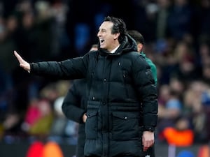 Unai Emery puts his hand up on the touchline