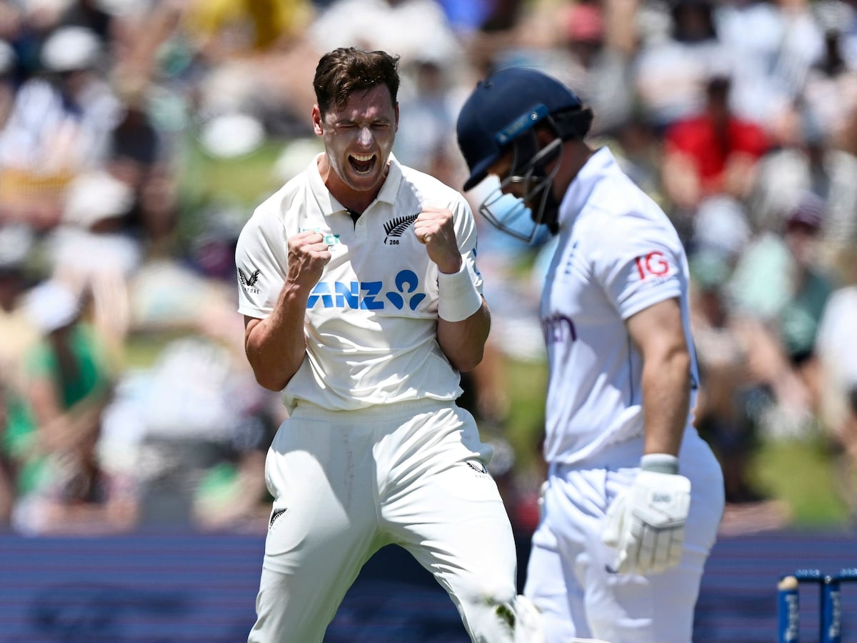 England struggle to 54 for two at lunch in Hamilton