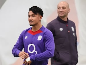 Steve Borthwick looks on as Marcus Smith trains