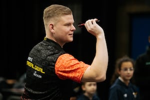 Mike de Decker demonstrates how to throw a dart