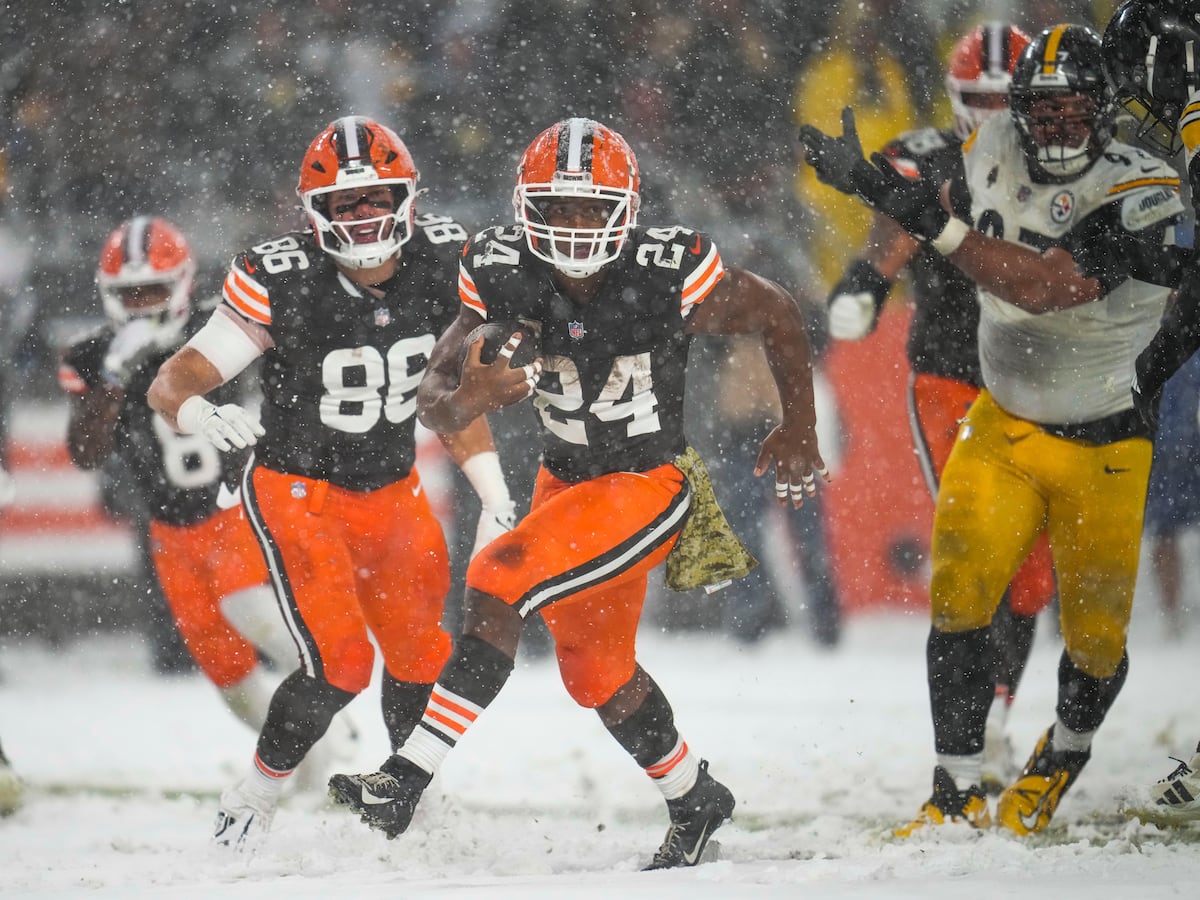 Cleveland Browns stun divisional rivals Pittsburgh Steelers in the snow