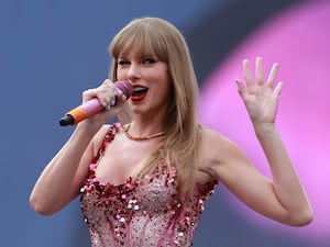 Taylor Swift singing