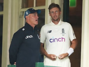 Joe Root (right) chats to assistant coach Graham Thorpe (Left) during the 2021/22 Ashes in Sydney.