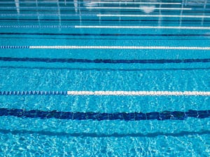 Swimming pool lanes