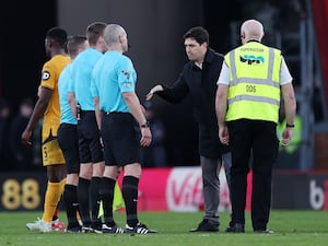 Andoni Iraola approaches the referee and his assistants