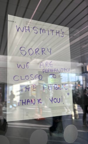 A sign on the window of the store announcing its closure