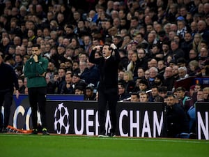 Unai Emery puts his hands on his head