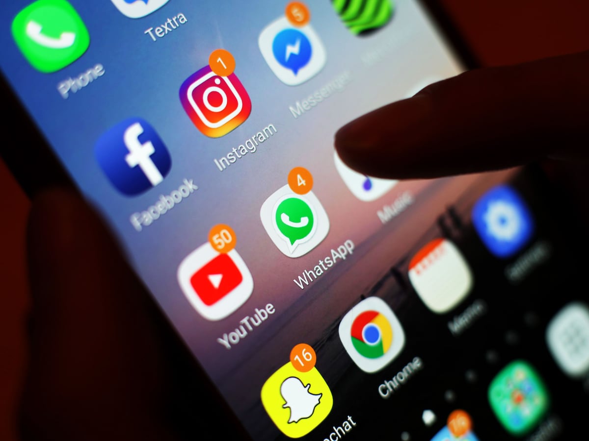 Australian politicians pass bill that would ban young children from social media