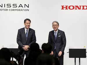 Nissan Chief Executive Makoto Uchida, left, and Honda President Toshihiro Mibe attend a joint news conference in Tokyo