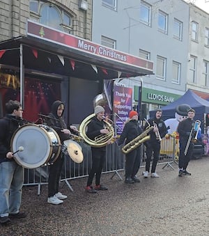 Band entertain shoppers