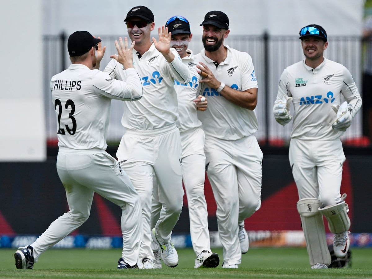 England struggle in Hamilton as New Zealand dominate third Test