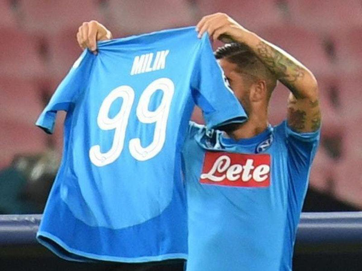 Napoli's Lorenzo Insigne handed wrong shirt for botched Arkadiusz Milik  tribute