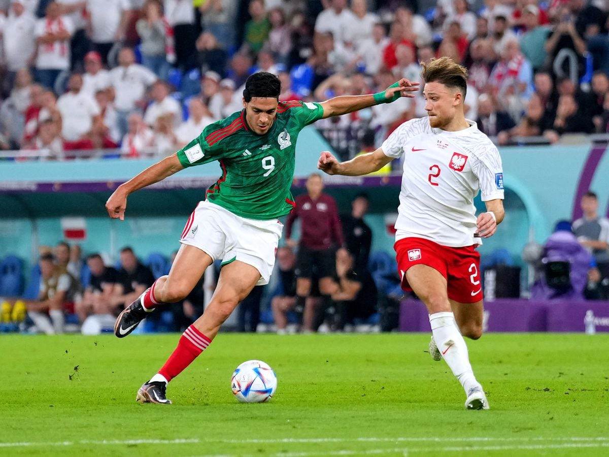 El delantero de los Wolves, Raúl Jiménez, disfruta de un cameo en la Copa Mundial de México después de una lesión