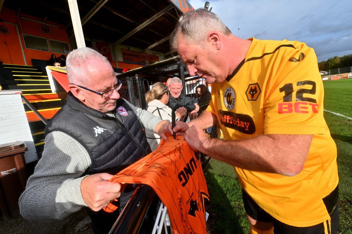 Stephen Austin gets a shirt signed by Mick Holmes.